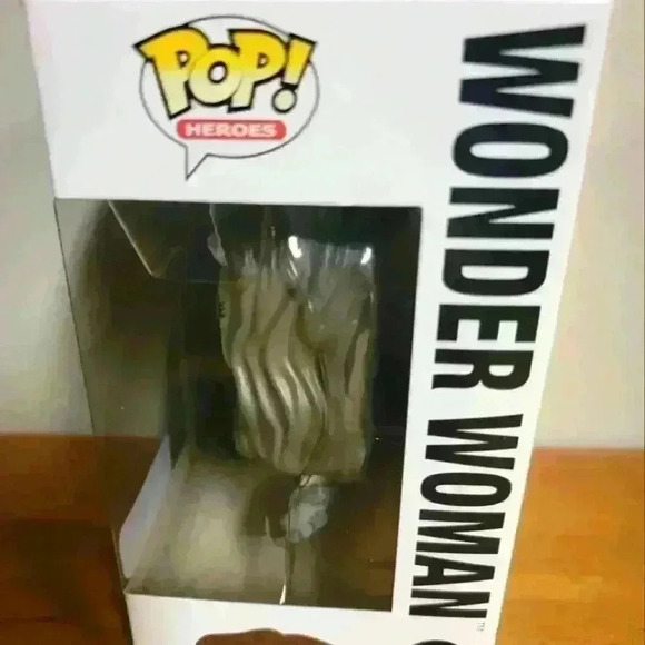 Funko pop batman v. Superman wonder women#86 walmart exclusive - Picture 4 of 6